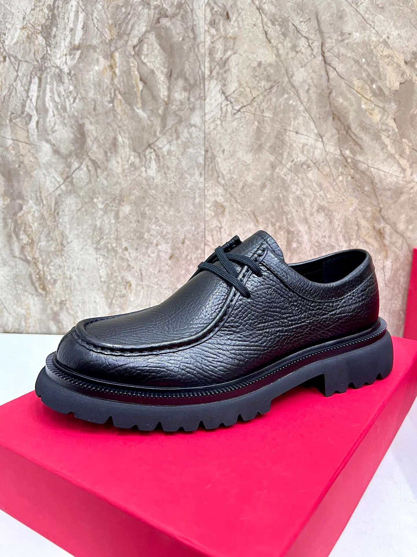 Original quality P780 Brand: Ferragamo Standard code: Men's code 39.40.41.42.43.44 Grade: Same style as the official website High-quality men's shoes Material: Customized first-layer calfskin with water-dyed cowhide lining Cowhide tiptoe Original non-slip and wear-resistant rubber outsole Style category: Men's formal business leather shoes are young and fashionable European and American trends British style Casual matching Comfortable feet Color: actual picture
